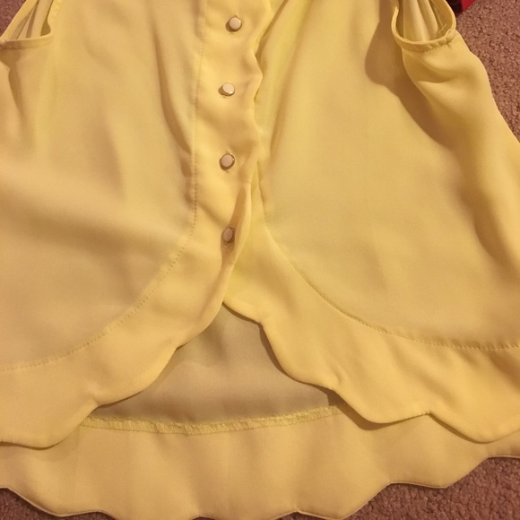 Scallop tank top with buttons on back - Picture 2 of 3